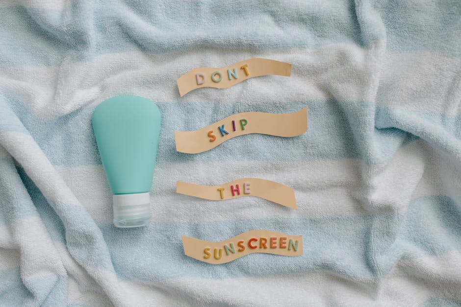 Soleil et protection solaire : 10 idées reçues enfin démystifiées sunscreen bottles and sunscreen textures flat lay