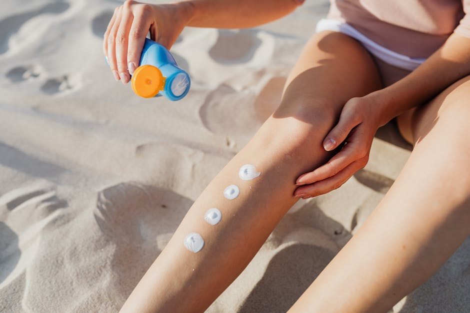 Soleil et protection solaire : 10 idées reçues enfin démystifiées woman applying after sun lotion relaxing summer