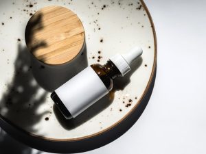 Acide hyaluronique : idées reçues, vérités et ce que la science dit vraiment hyaluronic acid serum bottle skincare beauty flatlay