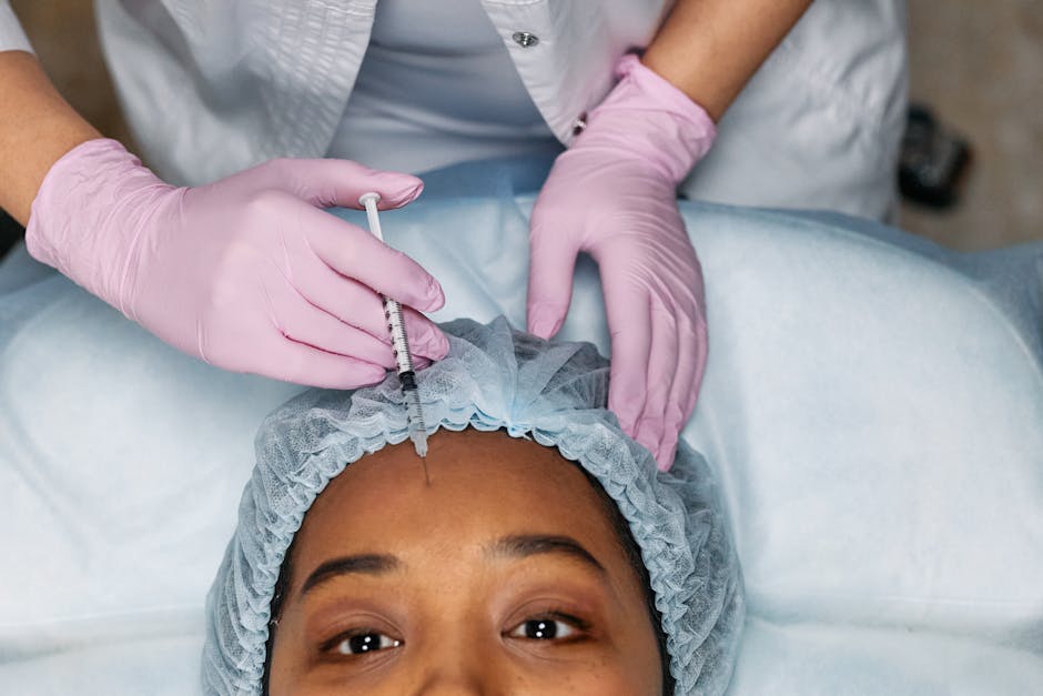 Acide hyaluronique : idées reçues, vérités et ce que la science dit vraiment dermatologist injecting hyaluronic acid filler patient clinic