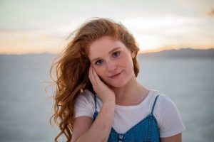 Peau sensible : idées reçues, vrais conseils et routine adaptée sensitive skin woman touching red cheek natural soft light portrait landscape