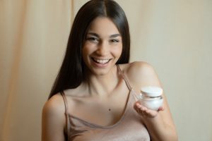 L'effet blur en cosmétique : comment ça marche vraiment ? woman perfect glowing skin blur effect beauty skincare landscape