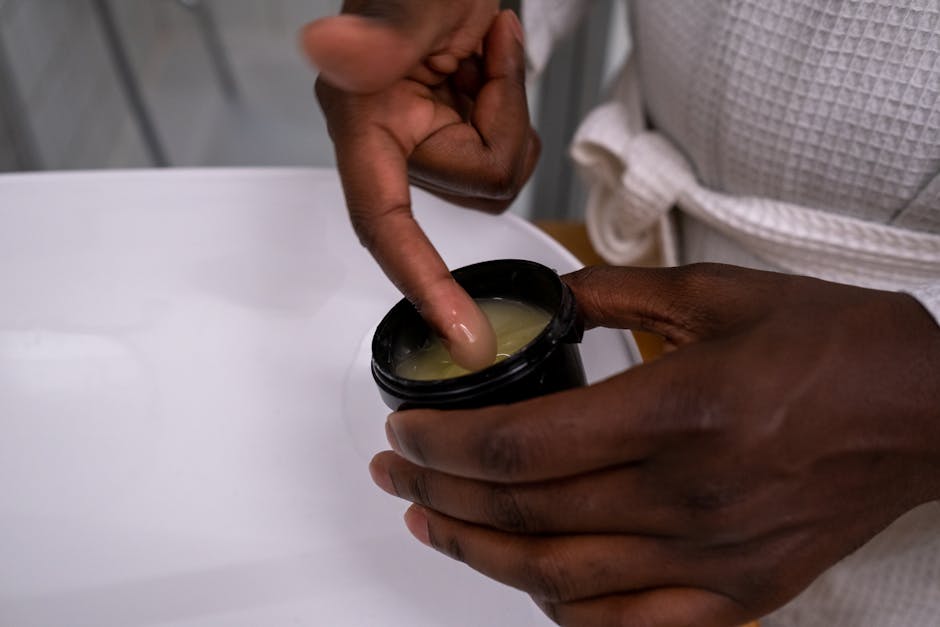 L'effet blur en cosmétique : comment ça marche vraiment ? woman applying lightweight face primer with fingertips close up