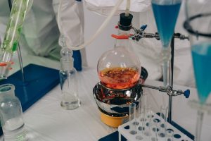 Tests d'efficacité des soins visage : ce qui se passe vraiment avant qu'une crème arrive chez vous cosmetic laboratory skincare testing science beauty research