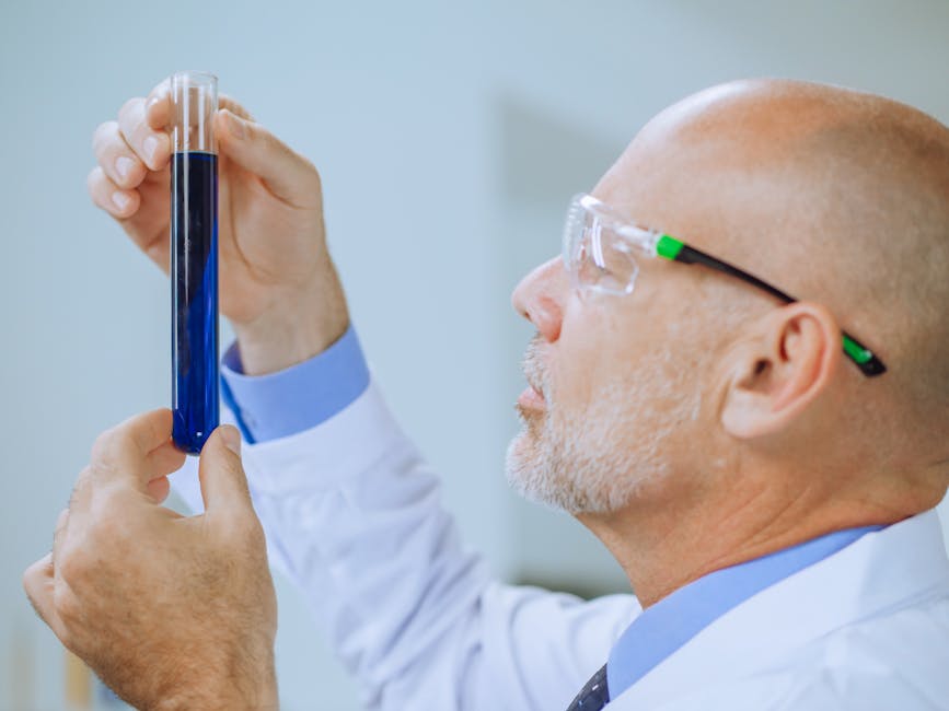Tests d'efficacité des soins visage : ce qui se passe vraiment avant qu'une crème arrive chez vous scientist laboratory analyzing cosmetic formula skincare testing