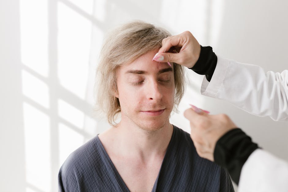 Techniques anti-âge sans cosmétiques : les gestes naturels pour rajeunir votre peau acupressure points face woman wellness