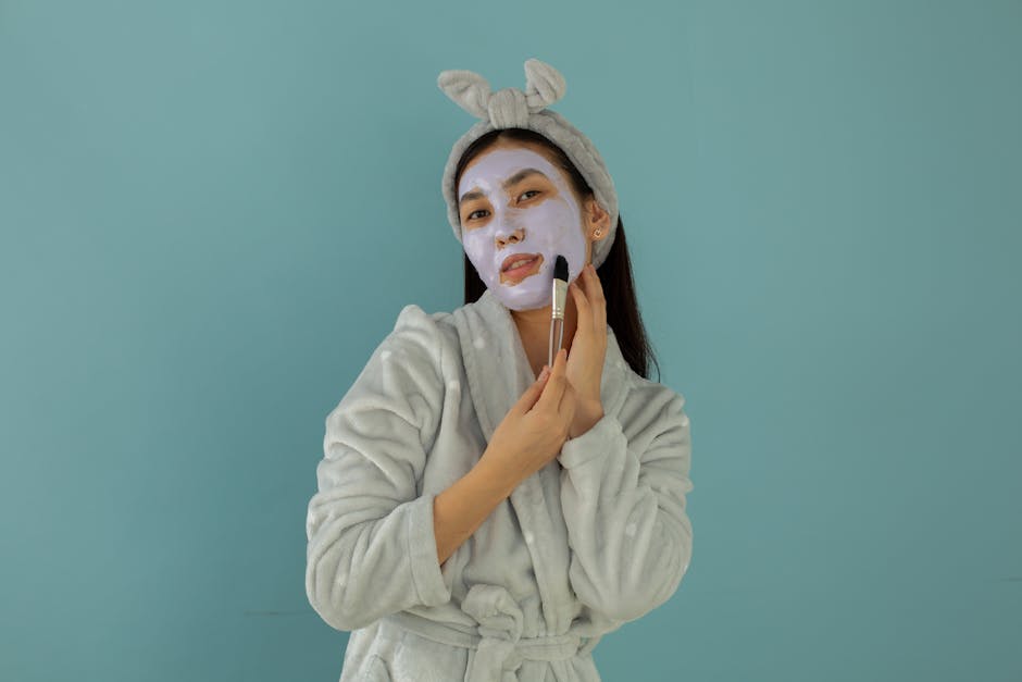 Techniques anti-âge sans cosmétiques : les gestes naturels pour rajeunir votre peau facial brush skincare beauty routine